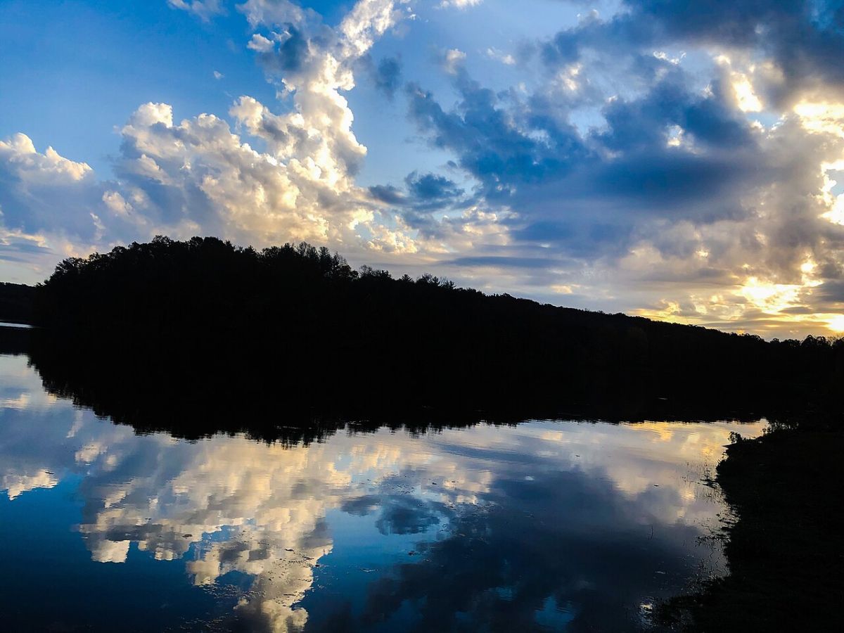 夜明けの湖釣り（参考画像、Hoosier National Forest）
